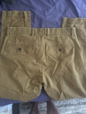 Men's Classic Chino Pants in Olive Brown